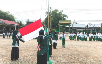 Peserta PPL STAI RAKHA Amuntai Jadi Petugas Upacara di MIN 22 Hulu Sungai Utara